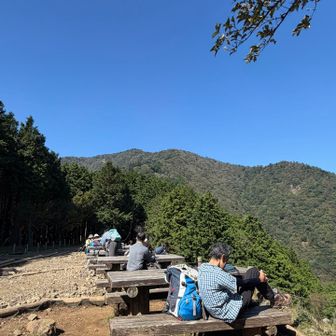 見晴らし台。席はたくさんあるけど埋まりやすいかも😳天気いいのでいつまでも居たくなります☺️