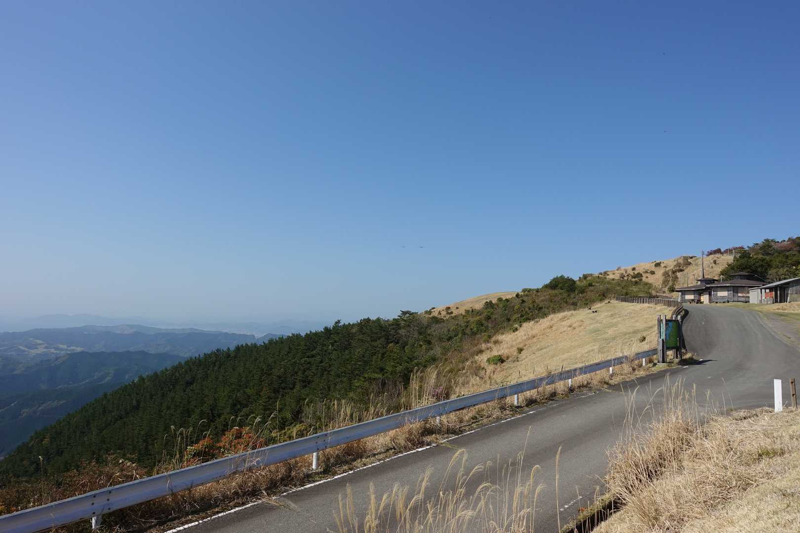 鏡山に到着。かなり狭い道を20キロ以上走ります。