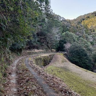 矢筈山登山口に出てきます。あとは道路を歩いて戻ります。