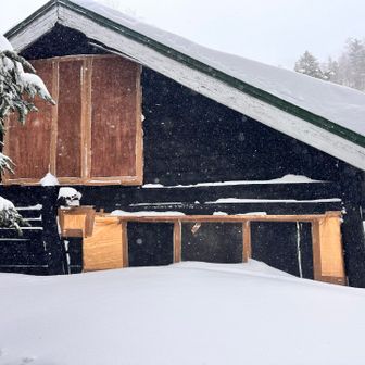 🤦‍♂️そんな感じで因縁の合戦小屋に到着し⛏️🥽準備し軽く🥪昼食&🚾(確か去年もMan側が使用出来ずwoman側に並んだら文句を言われた記憶が😭……)果たして燕山荘に行けるかこの天候が気になります⁉️