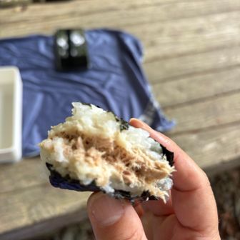 ツナマヨをパンで包み、ご飯でおにぎりにしたー
これは、物凄く美味しくて、パンがツナ味になり、具沢山に変身👀‼️
しかも、ご飯が　べちょべちょにならず、ほろほろ崩れない‼️
これ、アリやわ‼️