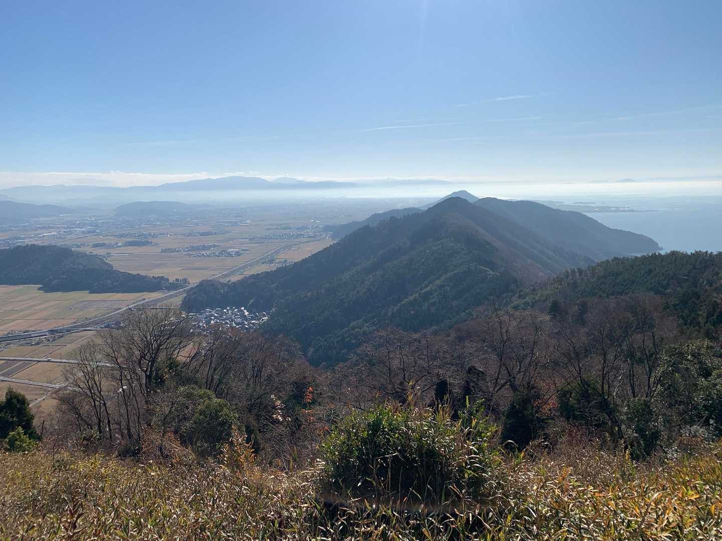 奥に霊仙山、御池岳、鈴鹿の山々