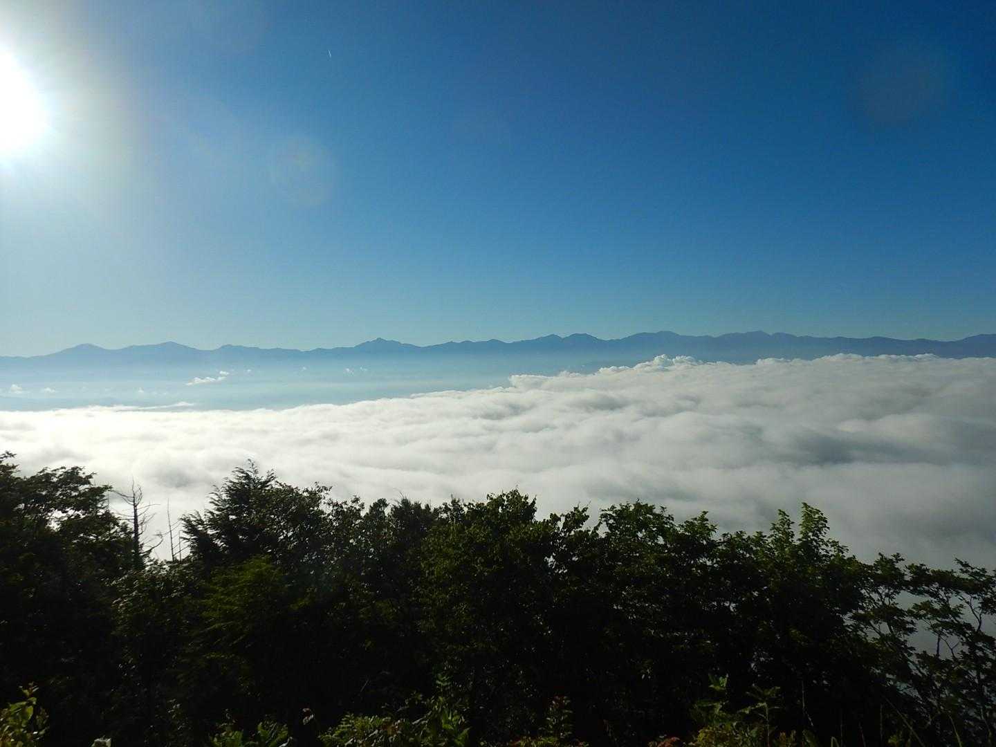 南アルプスの眺望が開けます
雲海と南アルプス