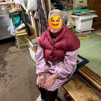 「ぽつんと一軒家」で紹介されたことのある晴雲坊に住む100歳のおばあちゃま。会話もでき、とてもお元気そうでした。手を握らせて頂き、長生きのご利益をいただいてきました。