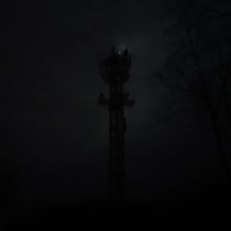 闇の中に…高いアンテナが建ってます🗼
（暗いところで見ないと見えませんから、夜な夜な見ている方は見えるんですよ🌛）