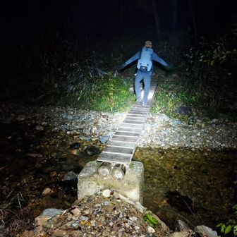いわなの里奥にある赤倉沢登山口を出発すると早速ブリッジ🌉