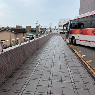 バス乗り場の横から出ます。