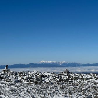 360度パノラマビューの広〜い山頂に到着
微風、快晴、白く輝く山々、広がる雲海、雲一つない青空…
絶景に息を呑む