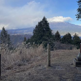 白鳥山の山頂に到着。
山梨百名山88座目。
そして恋人の聖地。
が、この時間だから誰も居らず。
さて検討していたキャンプ場は少し間に合いそうにない。
ビバークも検討し始めたが、疲労も重なり、水がない、おまけに雪もちらつき始めたことで断念。