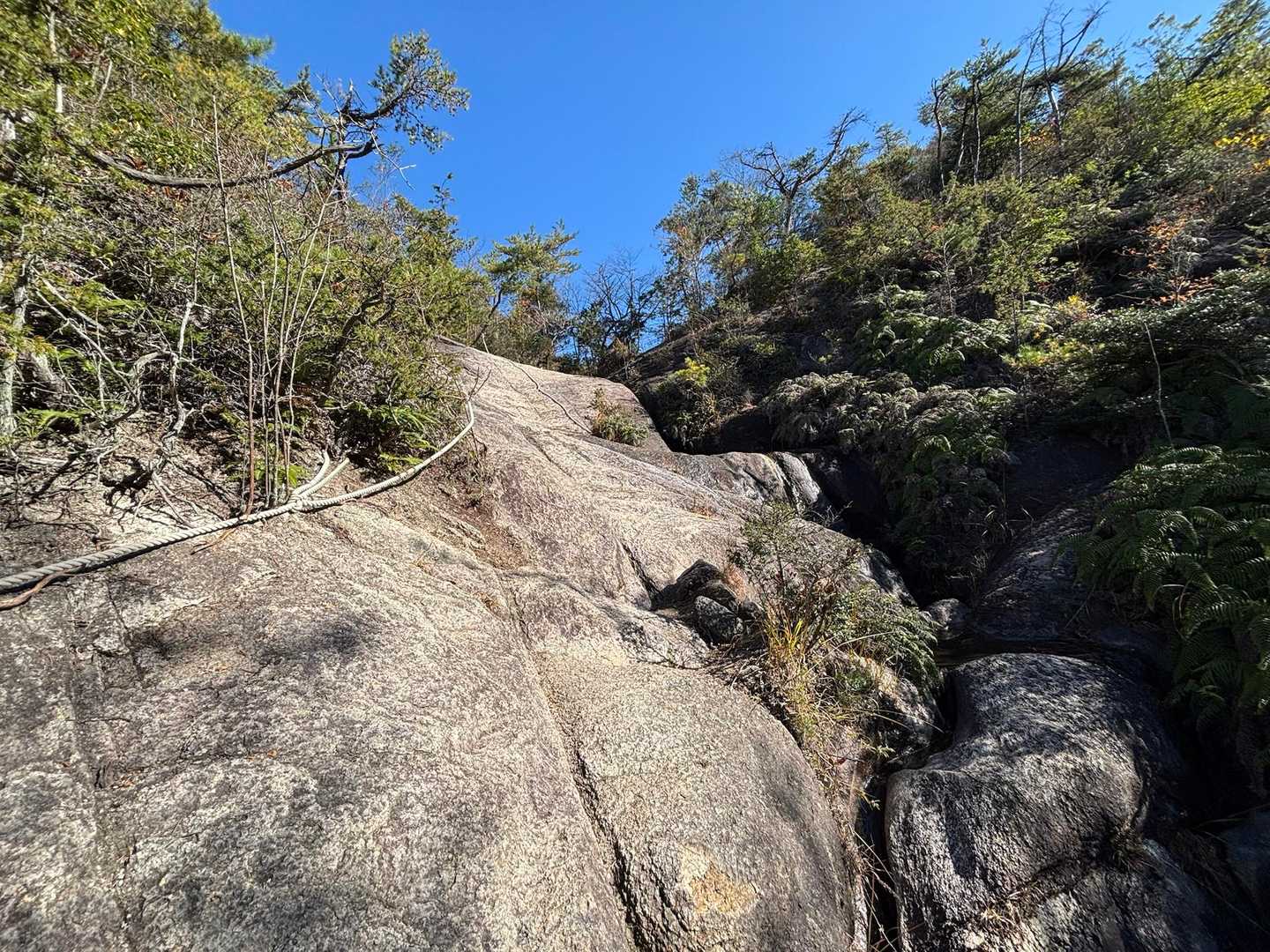 まだまだ続くへつる道🪨