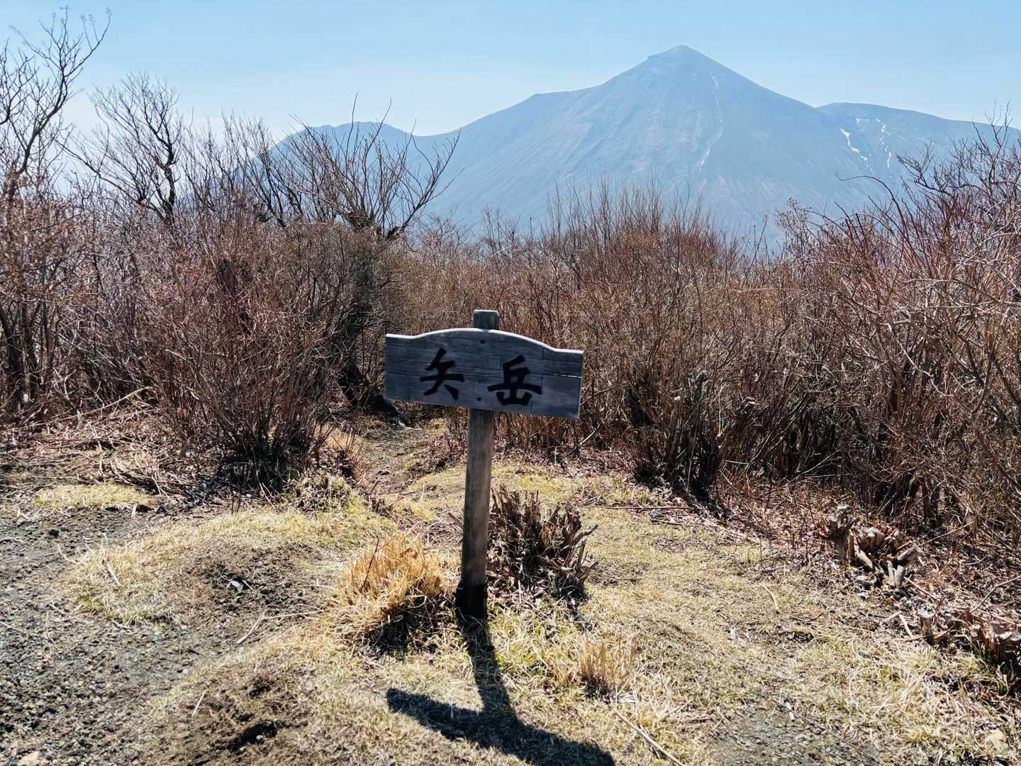 山頂に、バックに高千穂いいですね！