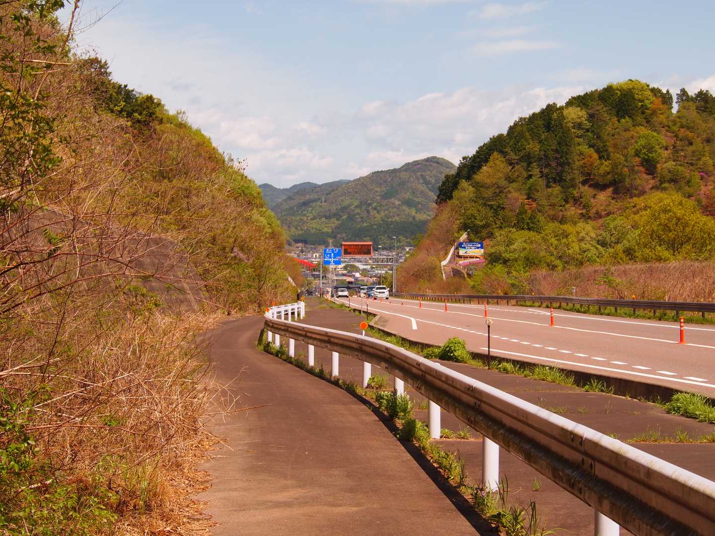 国道41号線の横を歩きます