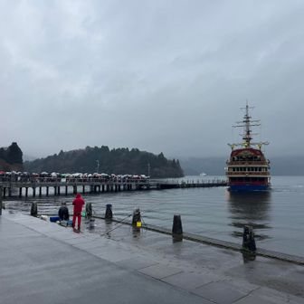 雨でもたくさんの観光客で賑わっていました。