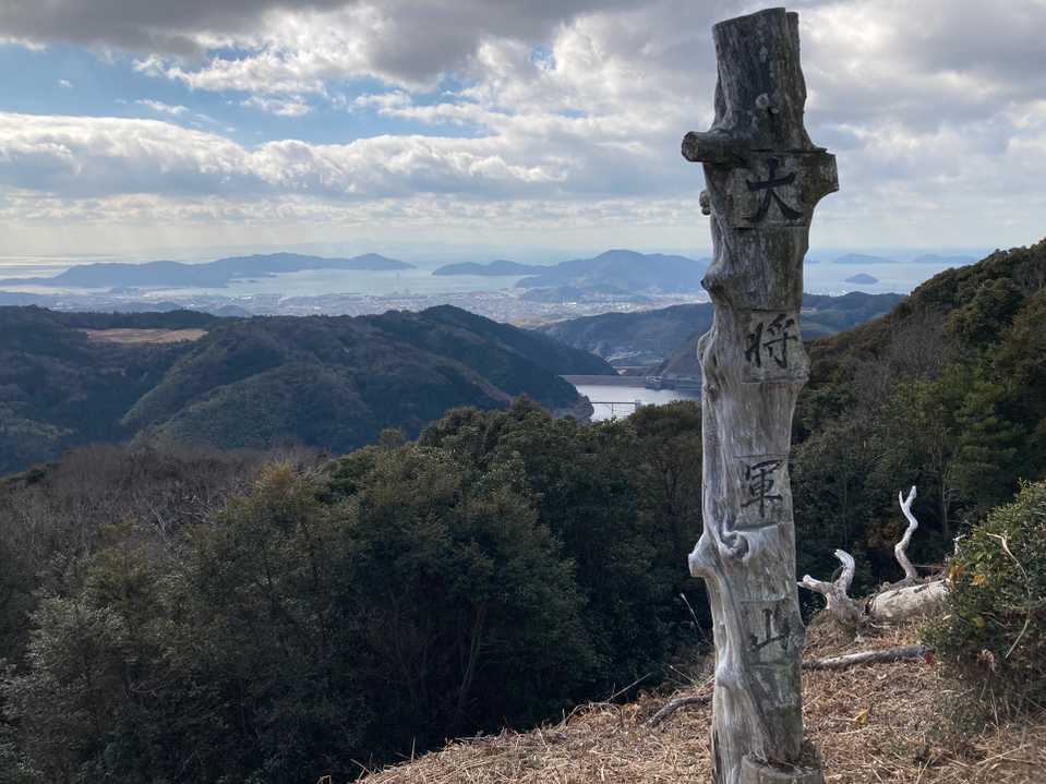 木で出来た立派な山頂標示🪵
