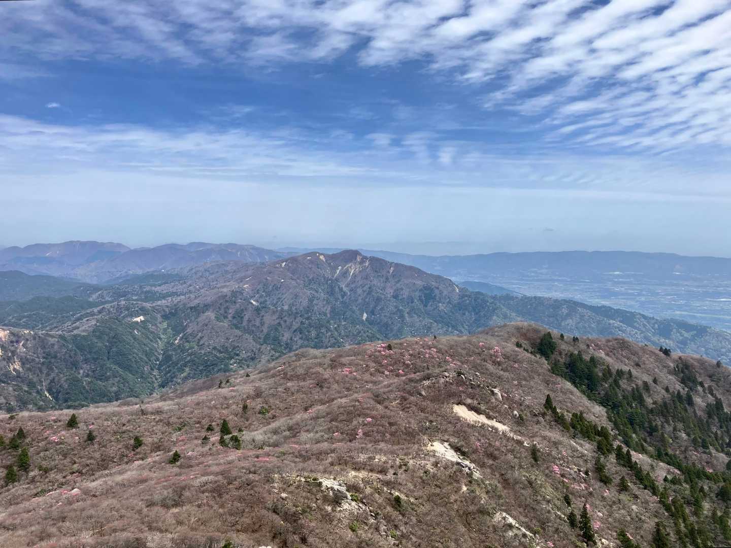 【国見岳 山頂】
青岳・釈迦ヶ岳・養老山地方面