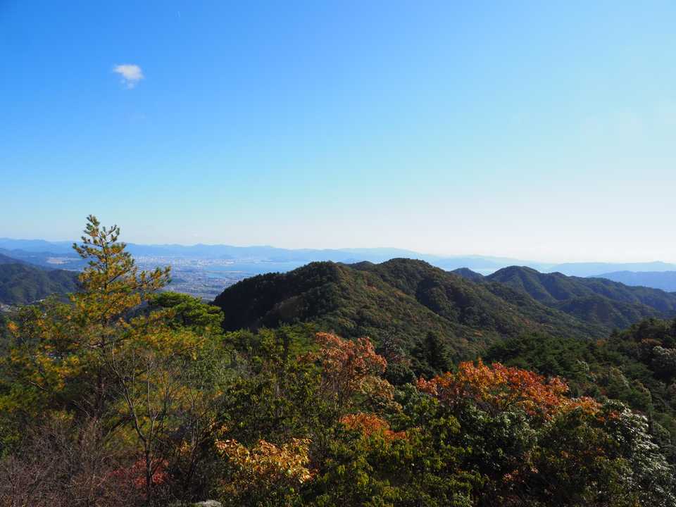 次に、南東方面に、船倉山～高見山の稜線が見えます。