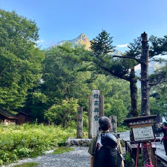 明神岳。　時間の関係で穂高神社奥宮には参拝できず。　またいつか。