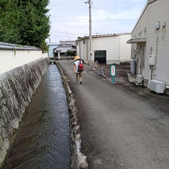 吉祥寺前でお別れ。氷見駅に向かう後ろ姿をお見送り。偶然にもこの6分後の電車に乗れた模様。強運すぎる。