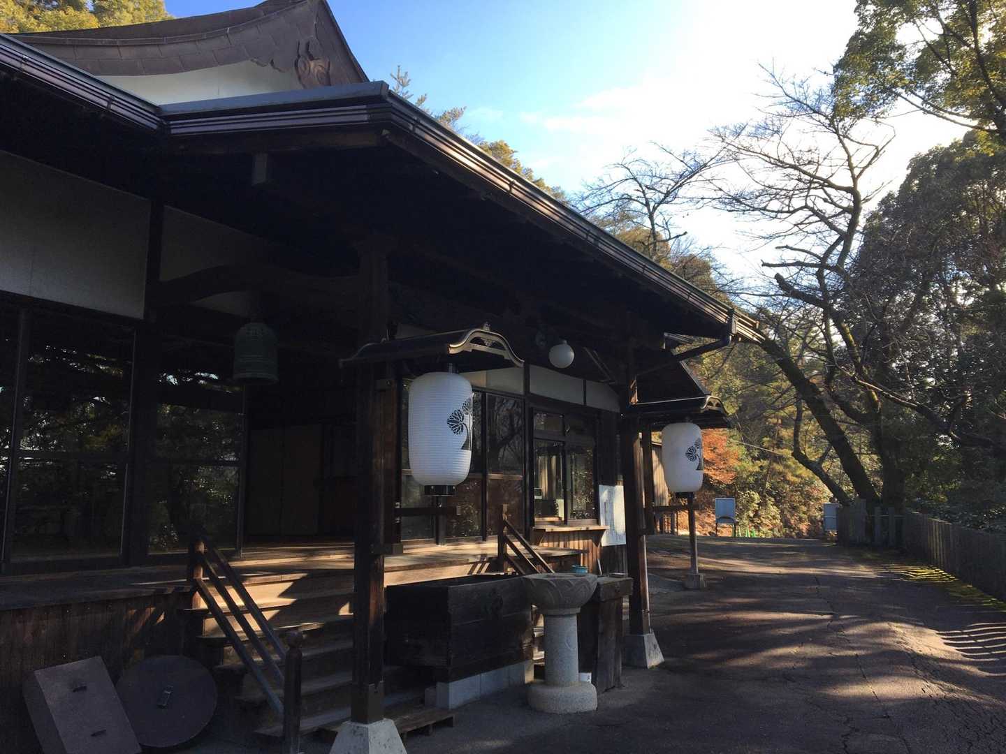 善光寺の前を通って