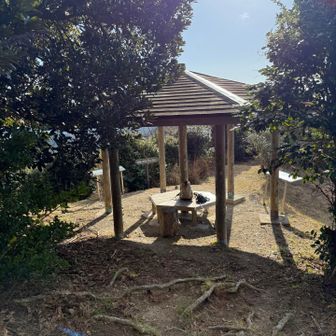 山頂の東屋！気持ち良すぎて何時間でもいれそうでした😊