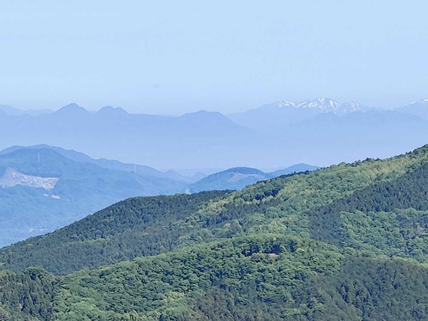奥の山は榛名山です　右側の雪山は谷川岳かな？尾瀬かも…