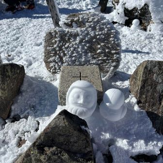 三角点にはダルマちゃんとひよこちゃんが