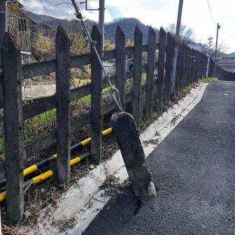 電柱の支え。こんなんでええの？