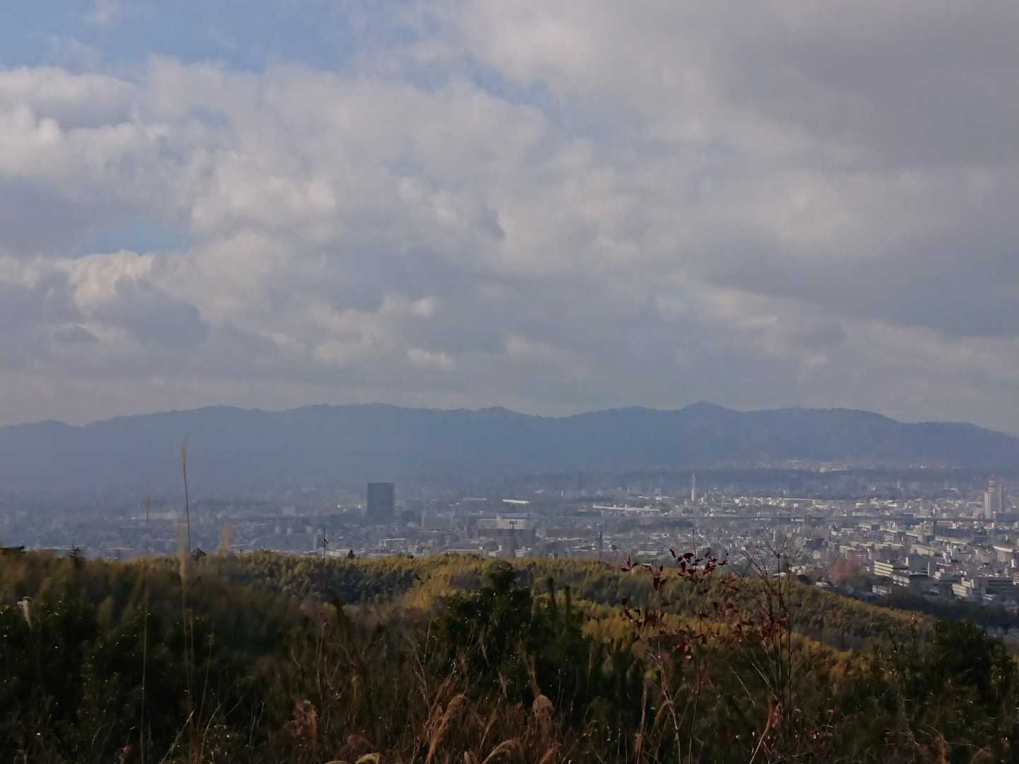 登頂🚩した時、雲☁️が多めでしたが…
北摂のお山の稜線がクッキリ見えてきました‼️
ポンポン山〜古塩山⛰️