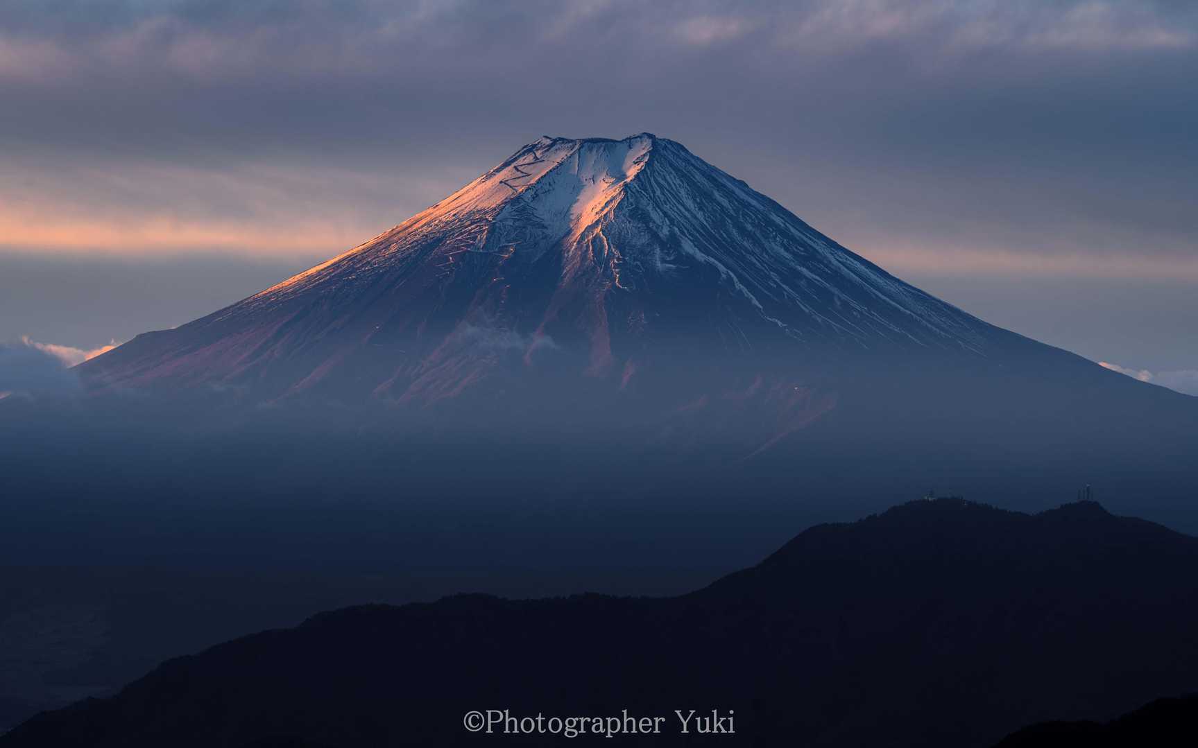 染まる山肌