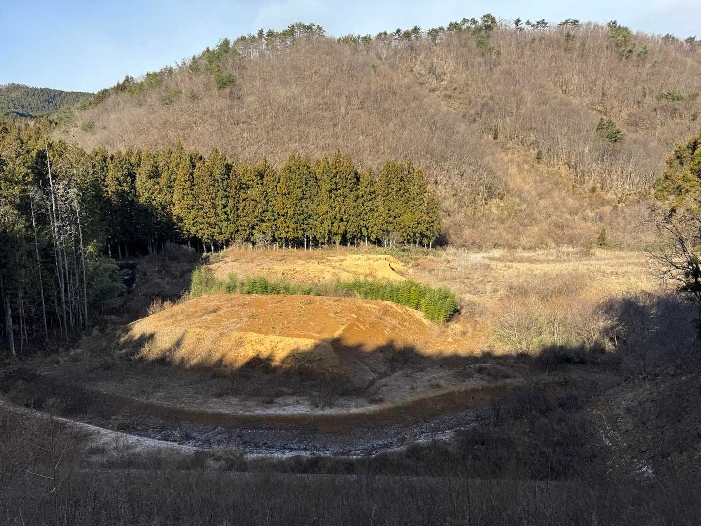 山奥の、何かあったのか的な台形の跡は気になる