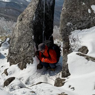 無事に登頂されたjunpeiさんといえば、

『いつかのソルトさん🎶』

と、防風対策のため岩影に隠れた何時ぞやのソルトさんのマネをされていました。
ちなみに、ソルトさんに写真を送ったところ『私のポジションを』と縄張り意識高めなお言葉が返ってきました (≧∀≦)