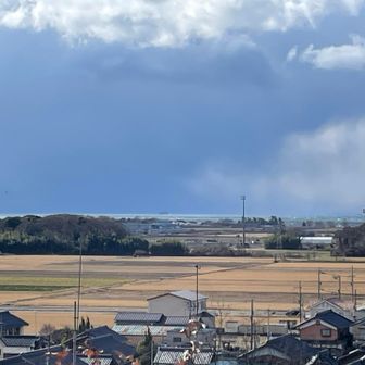 パーキング内の歩道で上ってくると白波が立つ琵琶湖が見えました