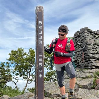 青空の山頂！
師匠のTシャツ"穂"  
奥穂高の話をしながら山の日楽しみました😊