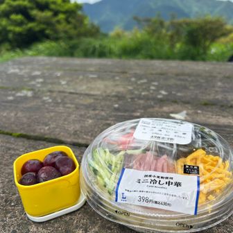 お昼ご飯やが爆風で飛びそうやった💨💨💨💨