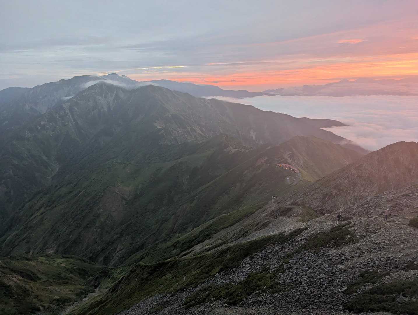 後立山連峰への人気ルート・八方尾根と遠見尾根を歩く展望自慢の縦走路の写真