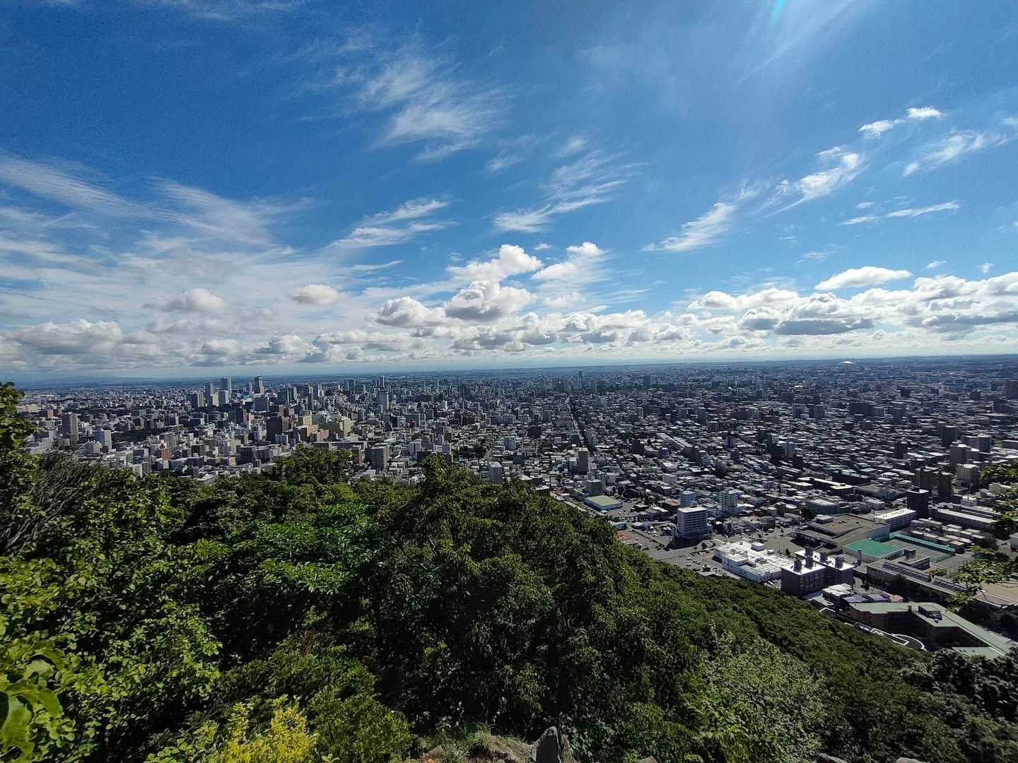 円山周遊｜札幌市街を一望できる市民憩いの山は、友人や家族と一緒に。の写真