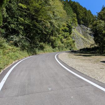 前来たときは登山口までで舗装止まってたがさらに伸びていっている...