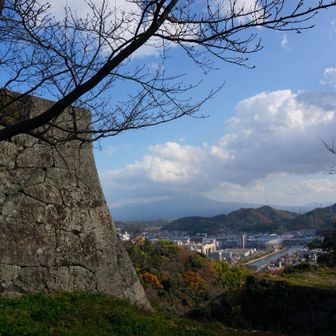 小天守（吉川氏時代の天守）の石垣の先に大山
