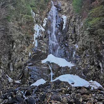 夫婦滝、夫のほうは溶けています