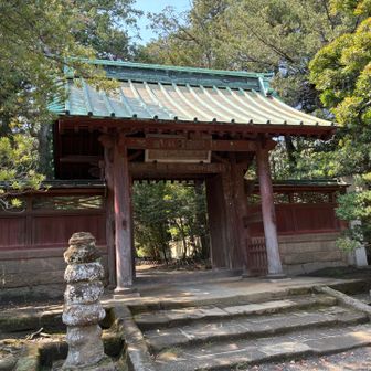 源氏山というとこに行きます。寿福寺というお寺の境内の裏側から山道になってます