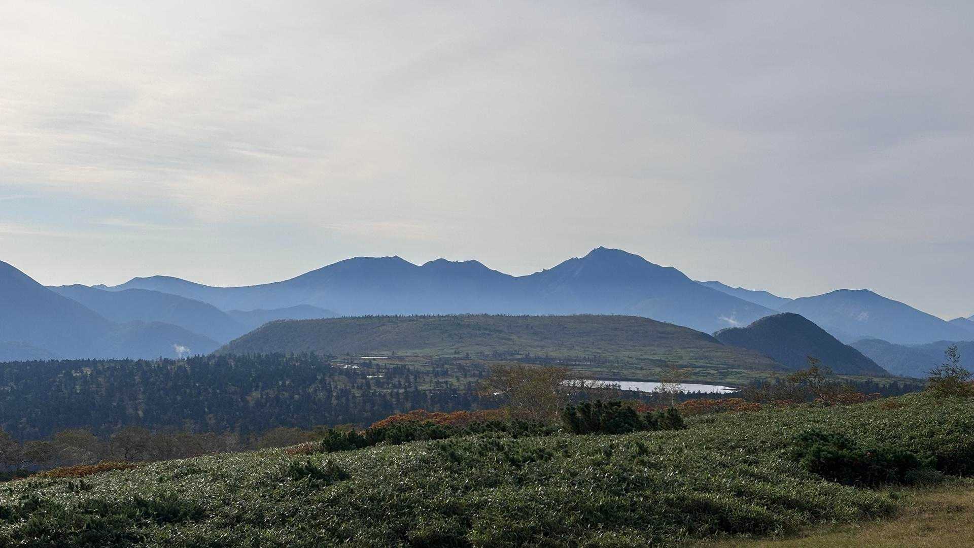 “沼ノ原”（手前の平ら）の向こうに“ニペソツ山”🤳🏼