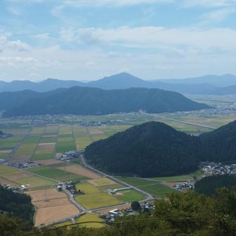 展望台からの南側方面
１番奥の円錐形のシルエットが日野山（越前富士）
１番手前の円錐形の山が春日山で、数年前に古墳だと判明しました