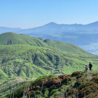 稜線を行く登山者
阿蘇　杵島岳・往生岳
遥かに万年山、湧蓋山