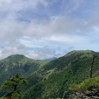 一ノ森から剣山と次郎笈を望む