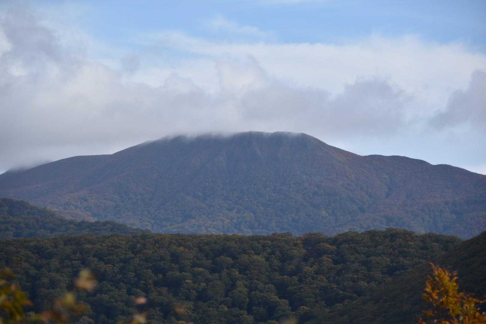 御所山は少し雲