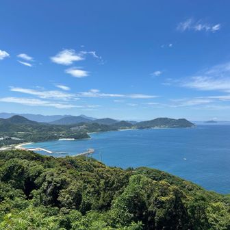 観光客でごった返す二見ヶ浦（夫婦岩）