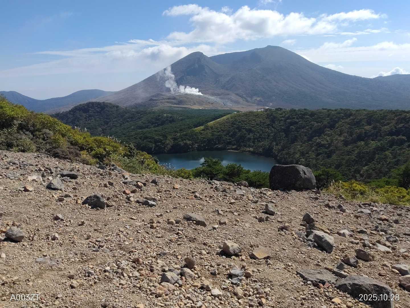 神秘的な水面をめぐる白鳥山往復コースの写真