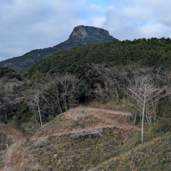 高見岳の登山口から虚空蔵山を振り返る