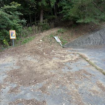 駐車場から少し歩いて登山口へ
