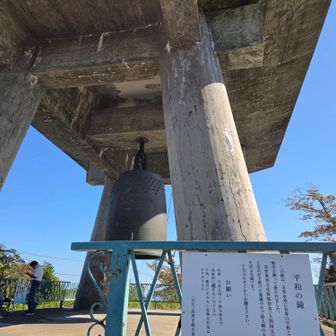 平和の鐘。誰でも鳴らせます。もちろん鳴らします。重さ11トン
高岡市は高岡銅器で有名、全国シェア9割、ほとんどやん